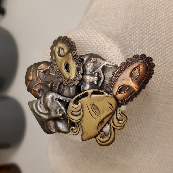 Mardi Gras Tricolored Mask Brooch - Picture 5 of 6